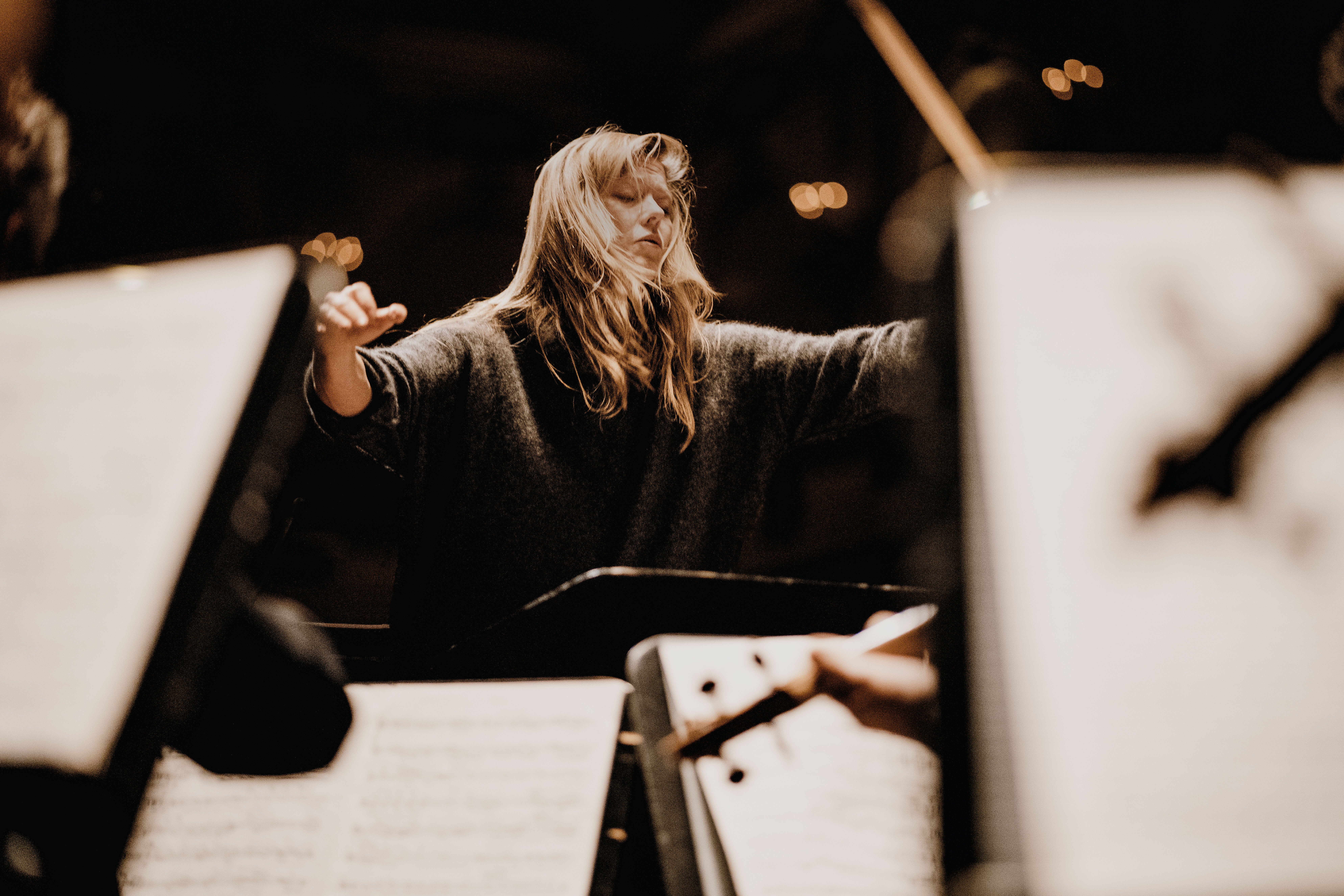 Barbara Hannigan singing and conducting LUDWIG. Concertgebouw Amsterdam 4-12-2017 Photo: Copyright Marco Borggreve